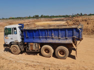 រថយន្តដឹកដី និងអេស្កាវ៉ាទ័រ ជីកកាយដឹកយក អាចម៍ដីលក់ មានច្បាប់អនុញ្ញាតិ តែហួសសុពលភាព ត្រូវសមត្ថកិច្ចឃាត់ទុក