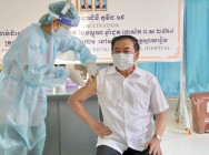 ថ្នាក់ដឹកនាំ ខេត្តស្វាយរៀង អញ្ជើញចាក់ វ៉ាក់សាំងការពារជំងឺកូវីដ-១៩ ដូសជំរុញ (ដូសទី៤ ម៉ូឌឺណា) ក្នុងគោលការណ៍ស្ម័គ្រចិត្ត