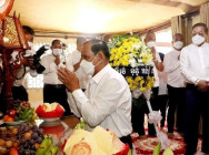 ឯកឧត្តម ខៀវ កាញារីទ្ធ រដ្ឋមន្រ្តី ក្រសួងព័ត៌មាន និង លោកជំទាវ អញ្ជើញគោរពវិញ្ញាណក្ខន្ធ សពឯកឧត្តម សូ រិន អតីតអភិបាល ខេត្តកំពង់ឆ្នាំង