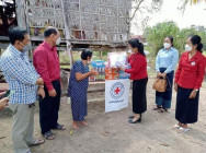 លោកយាយចាស់ជរា គ្មានទីពឹង និងគ្រួសារស្រ្តីមេម៉ាយ ជួបការលំបាក ៣គ្រួសារ នៅក្នុងភូមិត្រពាំងពោធិ៍ ឃុំខុនរ៉ង ស្រុកបរិបូណ៌ បានទទួលអំណោយរបស់ សាខាកាកបាទក្រហមកម្ពុជា ខេត្តកំពង់ឆ្នាំង