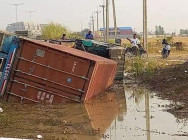 រថយន្តសណ្តោងទូកុងតឺន័រ មួយគ្រឿង រេចង្កូតធ្លាក់ប្រឡាយ ក្រឡាប់ផ្ងារជើង នៅតាមមហាវិថី ឈ្នះ ឈ្នះ សង្ស័យតៃកុងងងុយដេក