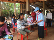 សាខាកាកបាទក្រហមកម្ពុជា ខេត្តកំពង់ធំ បានចុះផ្សព្វផ្សាយ តាមសហគមន៍ អំពីវិធានការ ការពារជំងឺកូវីដ-១៩ ទៅដល់ប្រជាពលរដ្ឋ  នៅក្នុងសង្កាត់ស្រយ៉ូវ  ក្រុងស្ទឹងសែន ខេត្តកំពង់ធំ