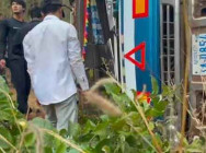 រថយន្តដឹកអង្គាមពីលើ លួចដឹកឈើពីក្រោម ជ្រុលចង្កូតក្រឡាប់ ស្លាប់ម្នាក់ របួសធ្ងន់៣នាក់ នៅមណ្ឌលគិរី