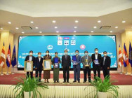 កម្ពុជាមាន រាជធានី និងក្រុង ចំនួន៤ ទទួលបាន ពានរង្វាន់ ទីក្រុងនិរន្តរភាពបរិស្ថានអាស៊ាន និងវិញ្ញាបនបត្រ ទទួលស្គាល់ដីស្អាត ទឹកស្អាត និងខ្យល់ស្អាត