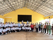 ថ្នាក់ដឹកនាំ គណបក្សប្រជាជនកម្ពុជា ចុះសួរសុខទុក្ខ និងចែកអំណោយ ដល់សិស្សប្រឡងជាប់ សញ្ញាបត្រមធ្យមសិក្សាទុតិយភូមិ នៅក្នុងឃុំត្រងិល ចំនួន ៣៥នាក់