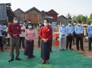 លោកជំទាវ លំ គន្ធារី ប្រគល់ផ្ទះ និងចុះសួរសុខទុក្ខ ប្រជាពលរដ្ឋ៤គ្រួសារ ដែលត្រូវអគ្គីភ័យលេបត្របាក់ បានទទួលអំណោយមនុស្សធម៌ពី សាខាកាកបាទក្រហមកម្ពុជា ខេត្តកំពង់ធំ