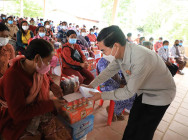 ប្រជាពលរដ្ឋ ចំនួន៣០០គ្រួសារ មានជីវភាពខ្វះខាត ក្នុងស្រុកគាស់ក្រឡ បានទទួលអំណោយពី ក្រុមការងារគណបក្សប្រជាជនកម្ពុជា ចុះជួយ ស្រុកគាស់ក្រឡ ខេត្តបាត់ដំបង