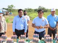 អភិបាលរងខេត្ត ចុះសួរសុខទុក្ខ និងនាំយកអំណោយ របស់អភិបាលខេត្ត ជាលើកទី៤ ផ្តល់ជូនប្រជាពលរដ្ឋ តាមខ្នងផ្ទះ នៅជនបទឃុំផ្លូវទូក ចំនួន១០០គ្រួសារ