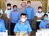 សៀវភៅ ”អ្នកយុទ្ធសាស្ត្រវ័យក្មេងនៅអាស៊ី” និងកង់ចំនួន ២០ គ្រឿង ត្រូវបានប្រគល់ជូន ក្រុមការងារ សមាគមអតីតសិស្ស-និស្សិត នៅកម្ពុជា ប្រចាំខេត្តតាកែវ