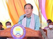 អភិបាលខេត្តកំពង់ធំ នាំយកសូឡាចំនួន ១៤១ផ្ទាំង ចែកគ្រួសារអតីយុទ្ធជន ព្រមទាំងអំពាវនាវដល់ គ្រួសារអតីតយុទ្ធជន ឲ្យចេះតស៊ូ រស់នៅជាមួយជីវភាពថ្មី លើដីសម្បទានសង្គមកិច្ច