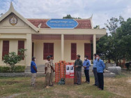 ឯកឧត្តម អ៊ិត សុធា និងឯកឧត្ដម គឹមរត័្ន ណារិន នាំយក អំពូលសូឡា និងគ្រឿងឧបភោគ បរិភោគ ប្រគល់ជូនគណបក្ស ប្រជាជ នឃុំពេជចង្វារ