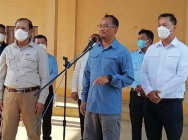 អភិបាលខេត្តកំពង់ឆ្នាំង ដឹកនាំក្រុមការងារ ចុះសួរសុខទុក្ខ និងចែកអំណោយជូន បងប្អូនប្រជាពលរដ្ឋ ចំនួន៤៥៦គ្រួសារ និងឧបត្ថម្ភ ស៊ីម៉ង់៤០តោន សម្រាប់ធ្វើផ្លូវបេតុង នៅក្នុងឃុំព្រៃគ្រីជើង ស្រុកជលគីរី