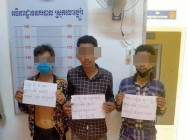 ឃាត់ខ្លួនជនទំនើង៣នាក់ គប់កញ្ចក់រថយន្ត តាមដងផ្លូវជាតិលេខ៥ បញ្ជូនទៅតុលាការ