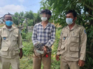 ឯកឧត្តម អ៊ិត សុធា ព្រះរាជអាជ្ញាអមសាលាដំបូង ខេត្តកំពង់ឆ្នាំង ដឹកនាំកម្លាំងផ្ទាល់ ចុះបង្ក្រាប និងឃាត់ខ្លួន ជនសង្ស័យ០១នាក់ ពាក់ព័ន្ធករណី នេសាទ ដោយប្រើឧបករណ៍ឆក់ (ឆក់ត្រជាក់)