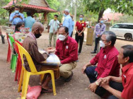 ពលរដ្ឋរងគ្រោះ ដោយសារខ្យល់កន្ត្រាក់ ៣១គ្រួសារ នៅស្រុកស្វាយចេក ទទួលបាន អំណោយមនុស្សធម៌ របស់ សម្តេចកិត្តិព្រឹទ្ធិបណ្ឌិត ប៊ុន រ៉ានី ហ៊ុន សែន