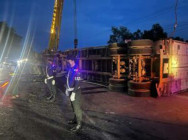 រថយន្តដឹកទំនិញធុនធំ ក្រឡាប់ខ្លួនឯង លើផ្លូវជាតិលេខ៤ ក្នុងភូមិស្មាច់ដែង ឃុំរាម ស្រុកព្រៃនប់ ស្លាប់អ្នកបើកបរម្នាក់