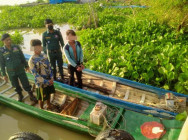 នគរបាលប៉ុស្តិរដ្ឋបាល និងប្រជាការពារ ឃុំប្រឡាយមាស ឃាត់ខ្លួនជនសង្ស័យ២នាក់ កំពុងប្រព្រឹត្ត បទល្មើសនេសាទ ដោយឧបករណ៍ឆក់ត្រី