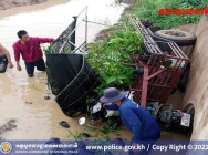 បុរសម្នាក់ បើករ៉ឺម៉ក ដឹកកូនឈើ ធ្លាក់ប្រឡាយ បណ្តាលឲ្យស្លាប់