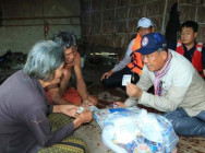 អភិបាលខេត្ត បន្តនាំអំណោយ សម្តេចតេជោ និងសម្តេចកិត្តិព្រឹទ្ធិបណ្ឌិត ជូនពលរដ្ឋរងគ្រោះ ដោយសារជំនន់ទឹកភ្លៀង ៤៥គ្រួសារ នៅស្រុកភ្នំស្រុក ខេត្តបន្ទាយមានជ័យ