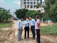 លោក កៀង ល័ក្ស អភិបាលខណ្ឌចំការមន ចុះត្រួតពិនិត្យ ការឈូសឆាយផ្លូវវ នៅផ្លូវលេខ១០៥ និងការស្ដារអាងស្ដុបទឹកបឹងត្របែក