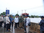 ឯកឧត្តមទេសរដ្ឋមន្ត្រី គន់ គីម អនុប្រធានទី១ នៃគណៈកម្មាធិការជាតិ គ្រប់គ្រងគ្រោះមហន្ដរាយ ចុះពិនិត្យ ស្ថានភាពទឹកជនន់ នៅស្រុកស្ទោង និងណែនាំ កម្លាំងសមត្ថកិច្ច ត្រៀមលក្ខណៈ សង្គ្រោះពលរដ្ឋ