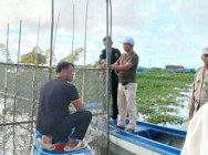 អាជ្ញាធរនិងមន្ត្រីជំនាញ ចុះណែនាំអ្នកចិញ្ចឹមក្រពើ ឲ្យព័ទ្ធលួសសំណាញ់ ដើម្បីការពារសត្វក្រពើ រួចចេញពីអាងចិញ្ចឹម ក្នុងឃុំឆ្នុកទ្រូ