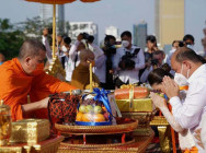 ថ្ងៃនេះជាខួបទី១០០ព្រះវស្សា នៃថ្ងៃប្រសូត្រ ព្រះករុណា ព្រះមហាវីរក្សត្រ ព្រះបរមរតនកោដ្ឋ ឯកឧត្តម ហ៊ុន ម៉ានី ដឹកនាំរៀបចំ ព្រះរាជពិធី «គោចរបិណ្ឌបាត្រ» ប្រគេនព្រះសង្ឃ ១០០អង្គ