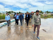 ឯកឧត្តម ឧបនាយករដ្ឋមន្រ្តី កែ គឹមយ៉ាន បន្តយកអំណោយ សម្តេចតេជោ និងសម្តេច ប៊ុនរ៉ានី ជូនប្រជាពលរដ្ឋ រងការលំបាក ដោយសារជំនន់ទឹកភ្លៀង ចំនួន១៦៨គ្រួសារ នៅស្រុកមង្គលបូរី