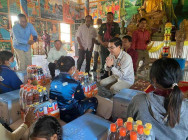 ឯកឧត្តម ប៊ុន ហុន អញ្ជើញចុះត្រួតពិនិត្យ ស្ថានភាពជំនន់ទឹកភ្លៀង និងនាំយក ស្បៀងអាហារ ទៅចែកជូន ដល់ពលរដ្ឋរងគ្រោះ ចំនួន ៩៤គ្រួសារ នៅស្រុកគាស់ក្រឡ