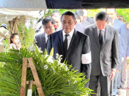 ឯកឧត្តម ឧបនាយករដ្ឋមន្ត្រី កែ គឹមយ៉ាន ផ្តល់កិត្តិយស ប្រទានភ្លើងបូជាសព ឧបាសក ឆ័ត្រ ឆាយវឌ្ឍនៈ ត្រូវជាស្វាមីលោកជំទាវ នួម សុភ័ណ