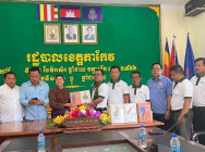 រដ្ឋបាលខេត្តតាកែវ ទទួលបានសៀវភៅ “កូនប្រុសច្បងឥមានឥទ្ធិពល” ចំនួន ៧៩០ ច្បាប់ និងសៀវភៅ “សម្តេច ហ៊ុន សែន ៣យន្តការឈ្នះកូវីដ-១៩” ចំនួន ២០ ច្បាប់