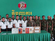 ក្រុមការងារសៀវភៅ “កូនប្រុសច្បងដ៏មានឥទ្ធិពល” បានផ្តល់សៀវភៅជូន បញ្ជាការដ្ឋាន កងពលតូចអន្តរាគមន៍លេខ ១ ចំនួន ១០០ ច្បាប់  សម្រាប់តម្កល់នៅក្នុង បណ្ណាល័យរបស់អង្គភាព