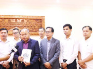 ក្រុមការងារសៀវភៅ ”កូនប្រុសច្បងដ៏មានឥទ្ធិពល” បន្តផ្តល់សៀវភៅ ចំនួន ៧៩៥ ច្បាប់ ដល់រដ្ឋបាលខេត្តស្វាយរៀង និងខេត្តព្រៃវែង