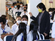 លោកជំទាវ ឱ វណ្ណឌីន អំពាវនាវ អាណាព្យាបាល ឪពុកម្ដាយរបស់ សិស្សានុសិស្ស កុំព្រួយបារម្ភ ចំពោះវ៉ាក់សាំងបង្ការ ជំងឺកូវីដ១៩ , ខណៈក្រសួង កំពុងដំណើរការ ចាក់ជូនសិស្ស តាមសាលារៀន