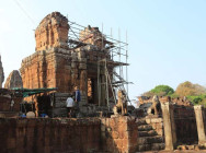 ក្រុមអ្នកបច្ចេកទេស អាជ្ញាធរជាតិអប្សរា ទល់ទ្រខ្លោងទ្វារខាងជើង ប្រាសាទមេបុណ្យខាងកើត ដែលទ្រុឌទ្រោមខ្លាំង