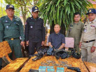 សមត្ថកិច្ច តាមចាប់ខ្លួន គ្រូសីល ឧកញ៉ា អ៊ឹម ប្រុស ពីបទឆបោក ដកហូតកាំភ្លើង៥ដើម និងគ្រាប់ជាង២០០គ្រាប់