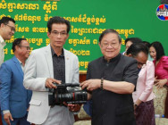ឯកឧត្តម ខៀវ កាញារីទ្ធ អញ្ជើញប្រគល់ កាមេរ៉ាវីដេអូ ជូនដល់ មន្ទីរព័ត៌មានខេត្ត ចំនួន០៦