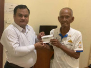 រដ្ឋមន្ត្រី ព្រុំ សុខា ឧបត្ថម្ភថវិកាដល់ លោកតា ហាក់ ស៊ាងឡាយ ដែលបានជិះម៉ូតូដោយខ្លួនឯង ពីខេត្តក្រចេះ មកមើល ការប្រកួត កីឡាស៊ីហ្គេម