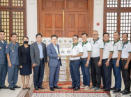 អគ្គនាយកដ្ឋានគយ និងរដ្ឋាករកម្ពុជា ទទួលបាន សៀវភៅ ”កូនប្រុសច្បងដ៏មានឥទ្ធិពល” សរុបចំនួន ១,៣០០ ក្បាល ពីក្រុមការងារសៀវភៅ 