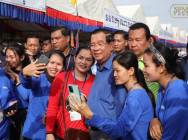 សម្តេចតេជោ ហ៊ុន សែន បន្តអញ្ជើញចុះជួប បងប្អូនកម្មករ កម្មការិនី ជិត២ម៉ឺននាក់ ជាបន្តទៀត នៅតំបន់ព្រៃស្ពឺ ខណ្ឌពោធិ៍សែនជ័យ រាជធានីភ្នំពេញ