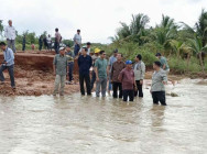 ជំនន់ទឹកភ្លៀង វាយផ្តាច់ផ្លូវ២កន្លែង នៅស្រុកភ្នំស្រួច ខេត្តកំពង់ស្ពឺ ឯកឧត្តមអភិបាលខេត្ត ចុះពិនិត្យផ្ទាល់ និងក្រើនរំលឹកពលរដ្ឋ ឱ្យបង្កើនការប្រុងប្រយ័ត្ន
