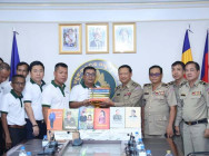 អគ្គនាយកដ្ឋានអន្តោប្រវេសន៍ ទទួលបានសៀវភៅ “កូនប្រុសច្បងដ៏មានឥទ្ធិពល” និងសៀវភៅសរសេរអំពី សម្តេចតេជោ សម្តេចកិត្តិព្រឹទ្ធបណ្ឌិត សរុបចំនួន ៤០០ ក្បាល ពីក្រុមការងារសៀវភៅ