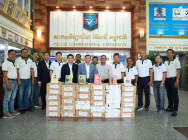 ឯកឧត្តម បណ្ឌិត លី ឆេង តំណាងរាស្ត្រ មណ្ឌលរាជធានីភ្នំពេញ និងជាអគ្គនាយក ប៊ែលធី គ្រុប ទទួលបានសៀវភៅ ”កូនប្រុសច្បងដ៏មានឥទ្ធិពល” និងសៀវភៅសរសេរអំពី សម្តេចតេជោ សម្តេចកិត្តិព្រឹទ្ធបណ្ឌិត សរុបចំនួន ៨៧០ ក្បាល