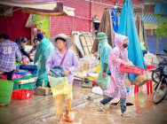 អាជ្ញាធរក្រុង ចុះណែនាំ អាជីវករលក់ដូរលើផ្លូវសាធារណៈ មុខផ្សារបានលុង អោយបញ្ឈប់លក់បន្តទៀត