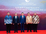 សម្តេចមហាបវរធិបតី ហ៊ុន ម៉ាណែត ជាមេដឹកនាំអាស៊ាន មានវ័យក្មេងជាងគេបំផុត ដែលកំពុងចូលរួម កិច្ចប្រជុំកំពូលអាស៊ានលើកទី៤៣ និងកិច្ចប្រជុំកំពូលពាក់ព័ន្ធ នៅទីក្រុងហ្សាកាតា