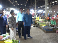 ឯកឧត្តម ខូយ រីដា អភិបាលខេត្តពោធិ៍សាត់ ជួបសំណេះសំណាលជាមួយ បងប្អូនប្រជាពលរដ្ឋ អាជីវករផ្សារសាមគ្គីក្រគរ