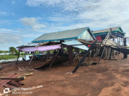 ភ្លៀងខ្យល់កន្ត្រាក់ បណ្ដាលឱ្យ លំនៅឋានប្រជាពលរដ្ឋ 7 គ្រួសាររលំ នៅភូមិពាមខ្នង នៅឃុំផ្លូវទូក ស្រុកកំពង់លែង