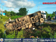 ករណីគ្រោះថ្នាក់ចរាចរណ៍ រថយន្តដឹកស្ករស បុកម៉ូតូ០១គ្រឿង បណ្តាលឲ្យមនុស្សស្លាប់ ចំនួន ០២នាក់ នៅស្រុកអូរជ្រៅ