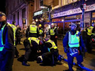 ចាប់ខ្លួនមនុស្ស ៧ នាក់ អំឡុងការតវ៉ាដ៏ធំមួយ ផ្ទុះឡើងនៅទីក្រុងឡុងដ៍