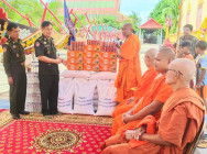 មេបញ្ជាការ តំបន់ប្រតិបត្តិការសឹករងកំពង់ឆ្នាំង នាំយកអំណោយ សម្តេចមហាបវរធិបតី និង លោកជំទាវ ឧបត្ថម្ភដល់ចំណុះទូក “ទេពធីតាសែនជ័យបារមីជំទាវទេព” នៅក្នុងក្រុងកំពង់ឆ្នាំង